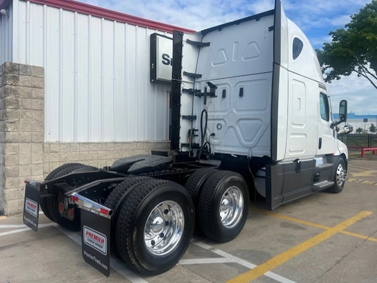 2024 Freightliner Cascadia — photo 8