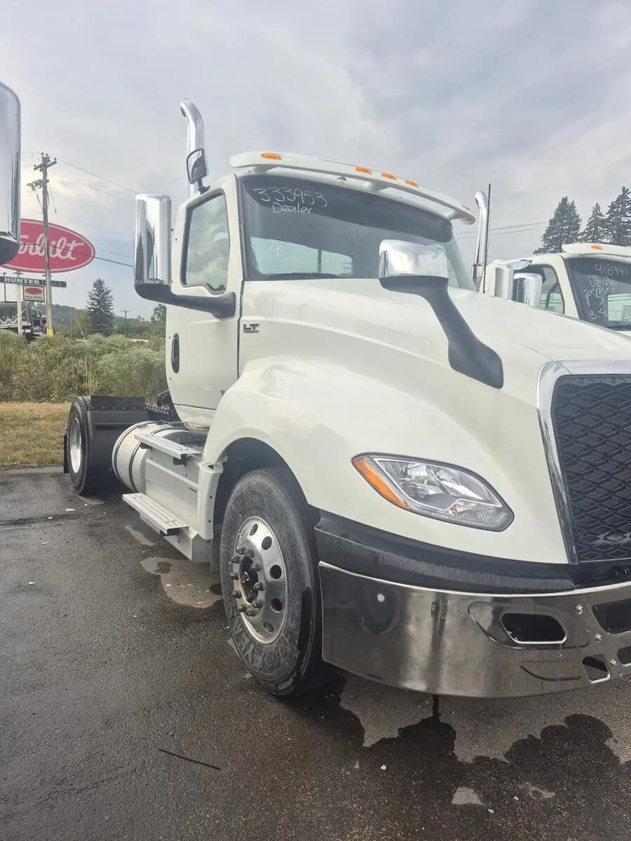 2025 International LT — photo 2
