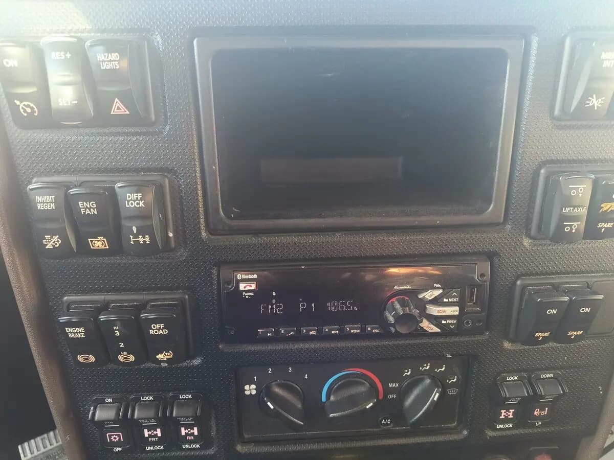 2020 International HX — photo 8