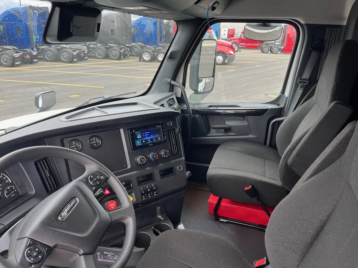 2027 Freightliner Cascadia — photo 13