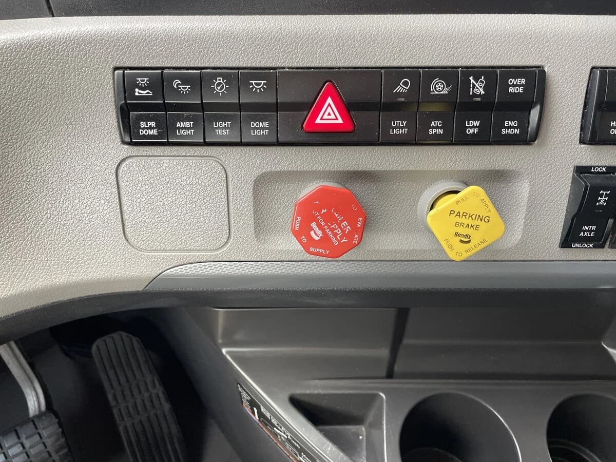 2021 Freightliner Cascadia — photo 26