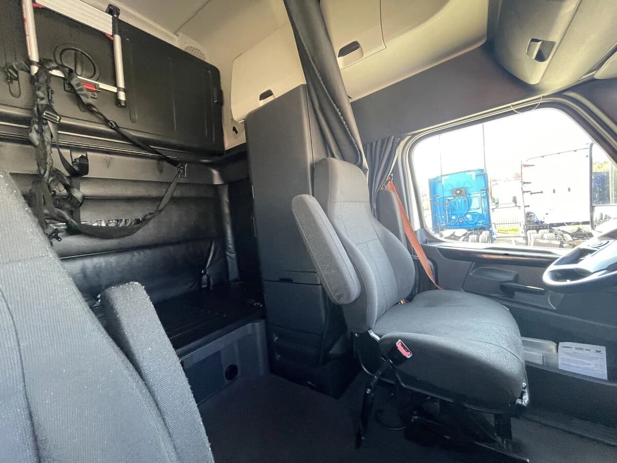 2023 Freightliner Cascadia — photo 6