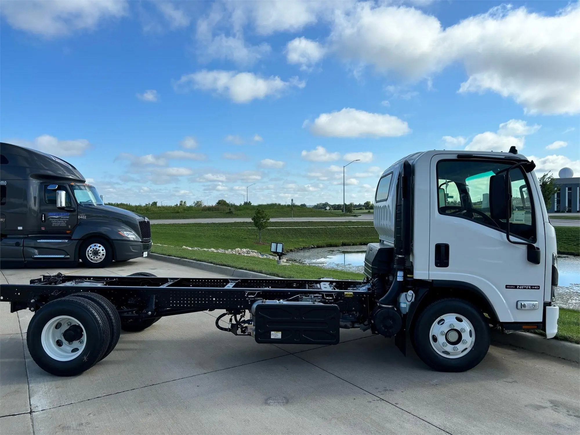 2025 Isuzu NPR — photo 4