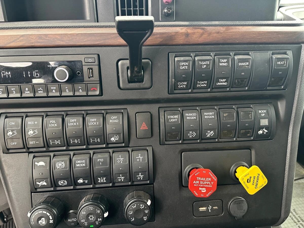 2026 International HX — photo 8