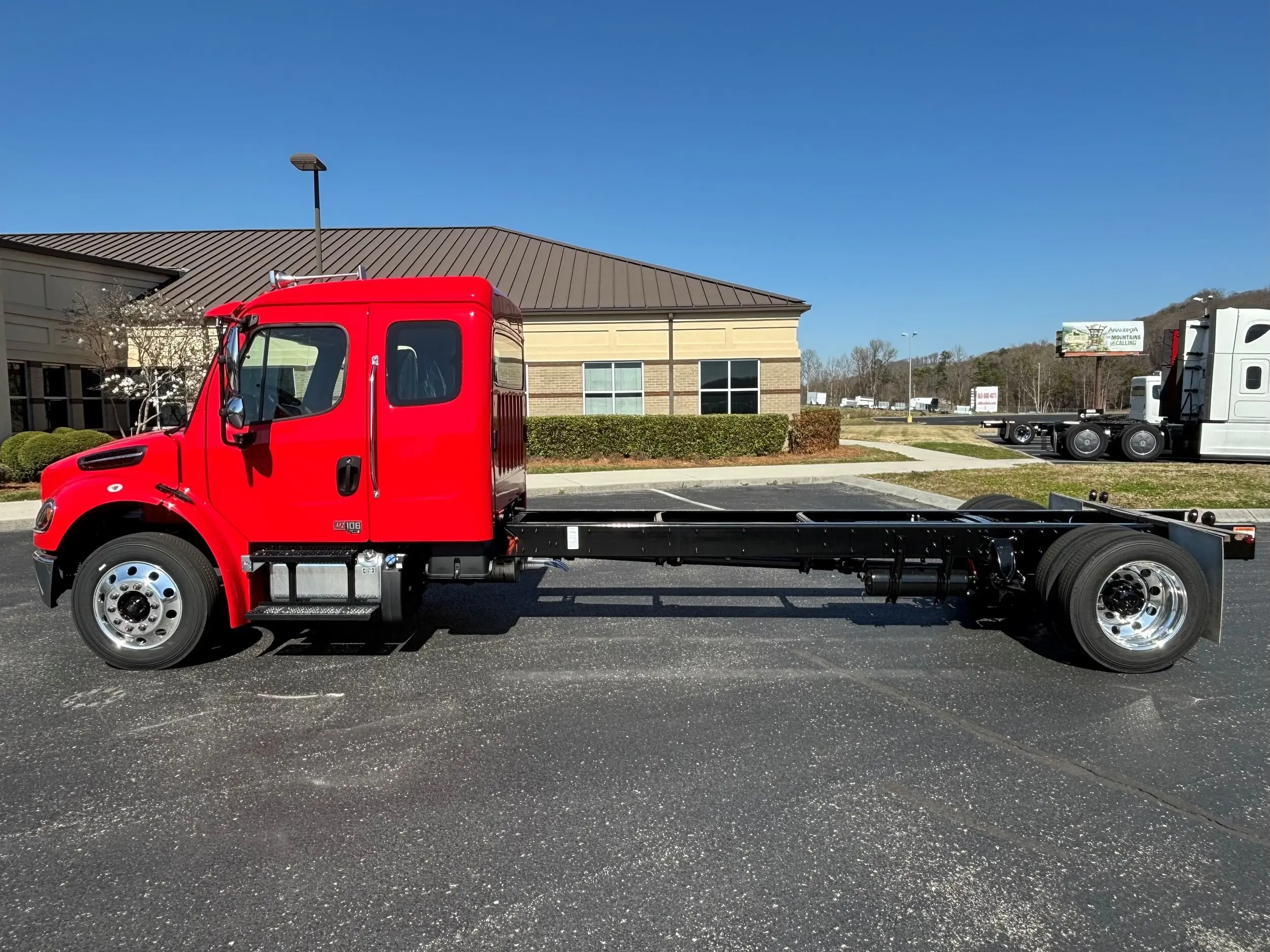 2025 Freightliner M2 106 — photo 8