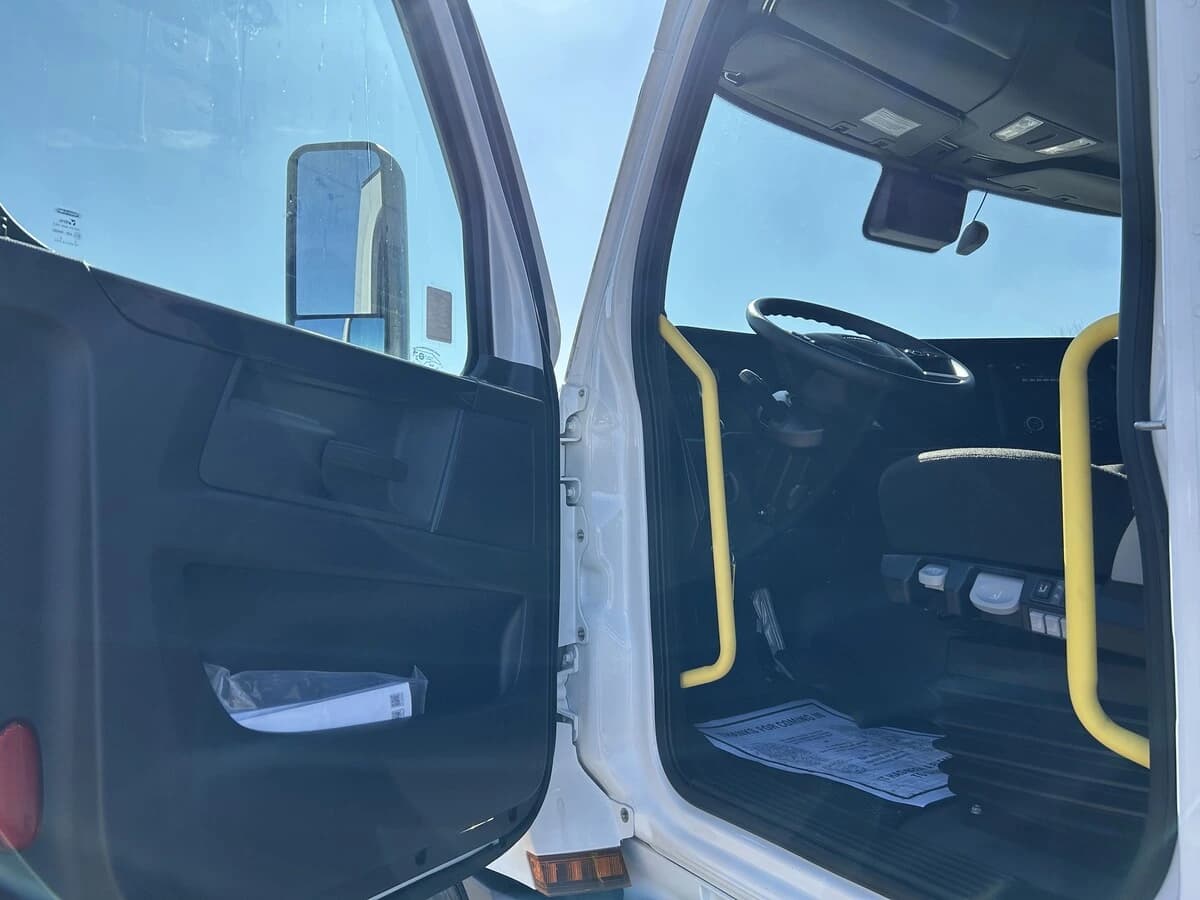 2026 Freightliner Cascadia — photo 9