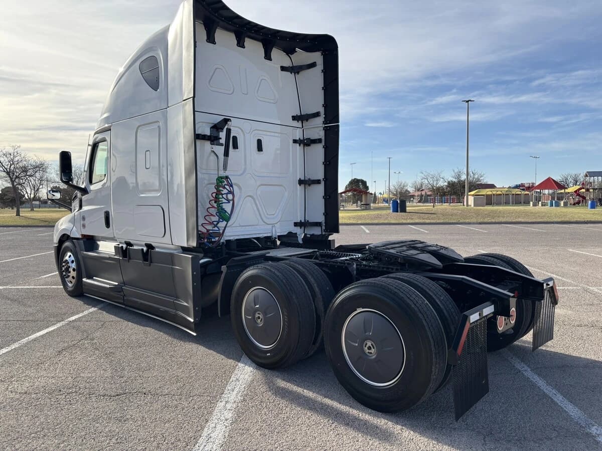 2026 Freightliner Cascadia — photo 3
