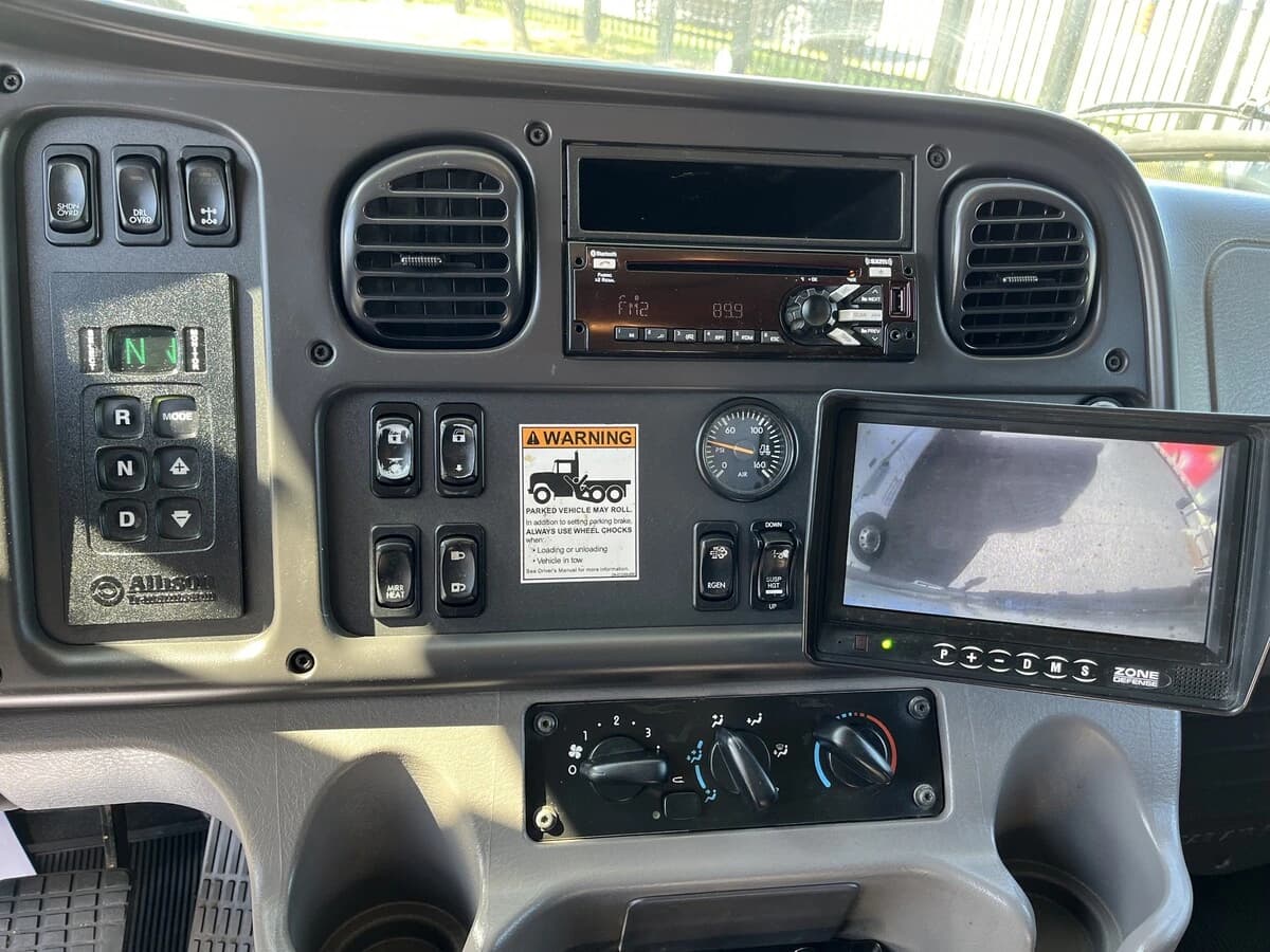 2019 Freightliner M2 106 — photo 23