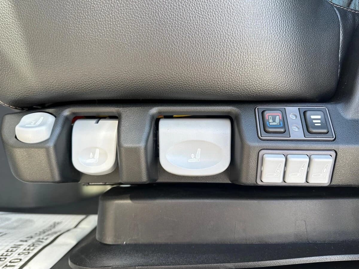 2026 International HX — photo 5