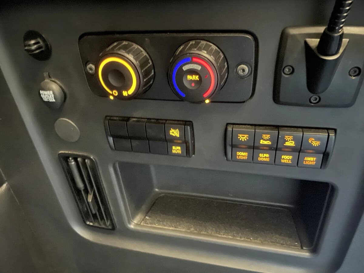 2023 Freightliner Cascadia — photo 38