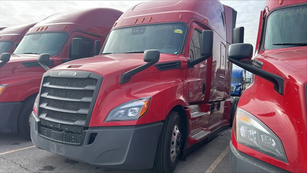 2022 Freightliner Cascadia — photo 2
