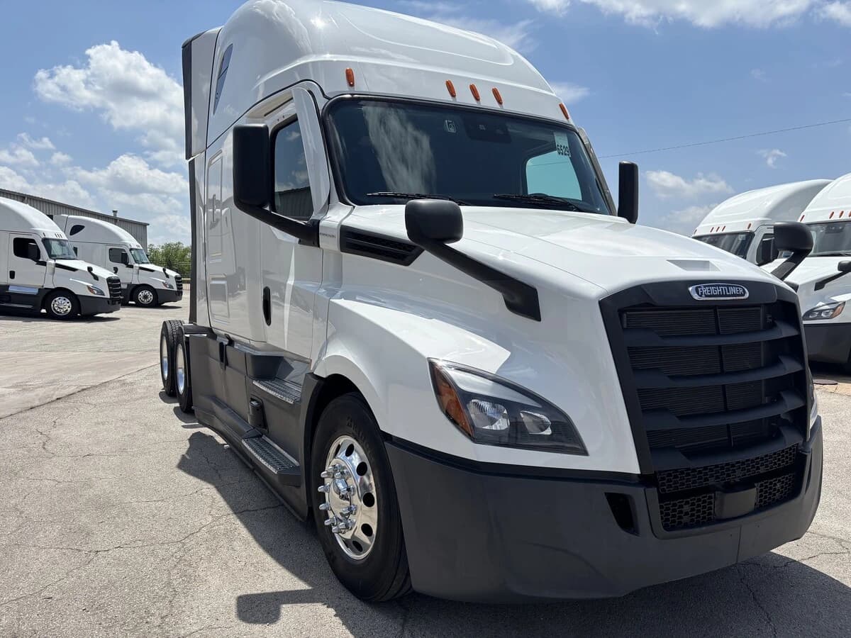 2025 Freightliner Cascadia — photo 3
