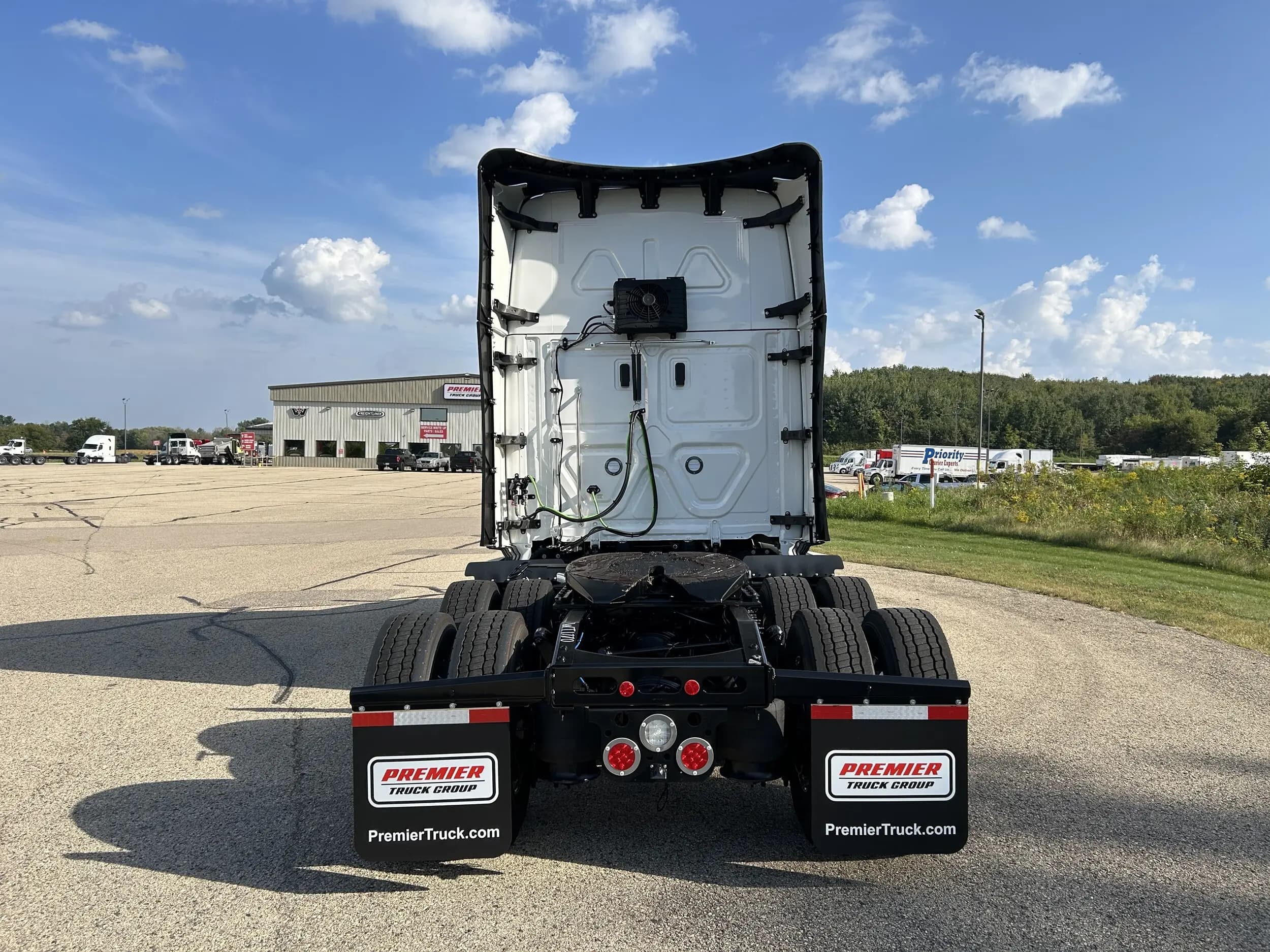 2026 Freightliner Cascadia — photo 6
