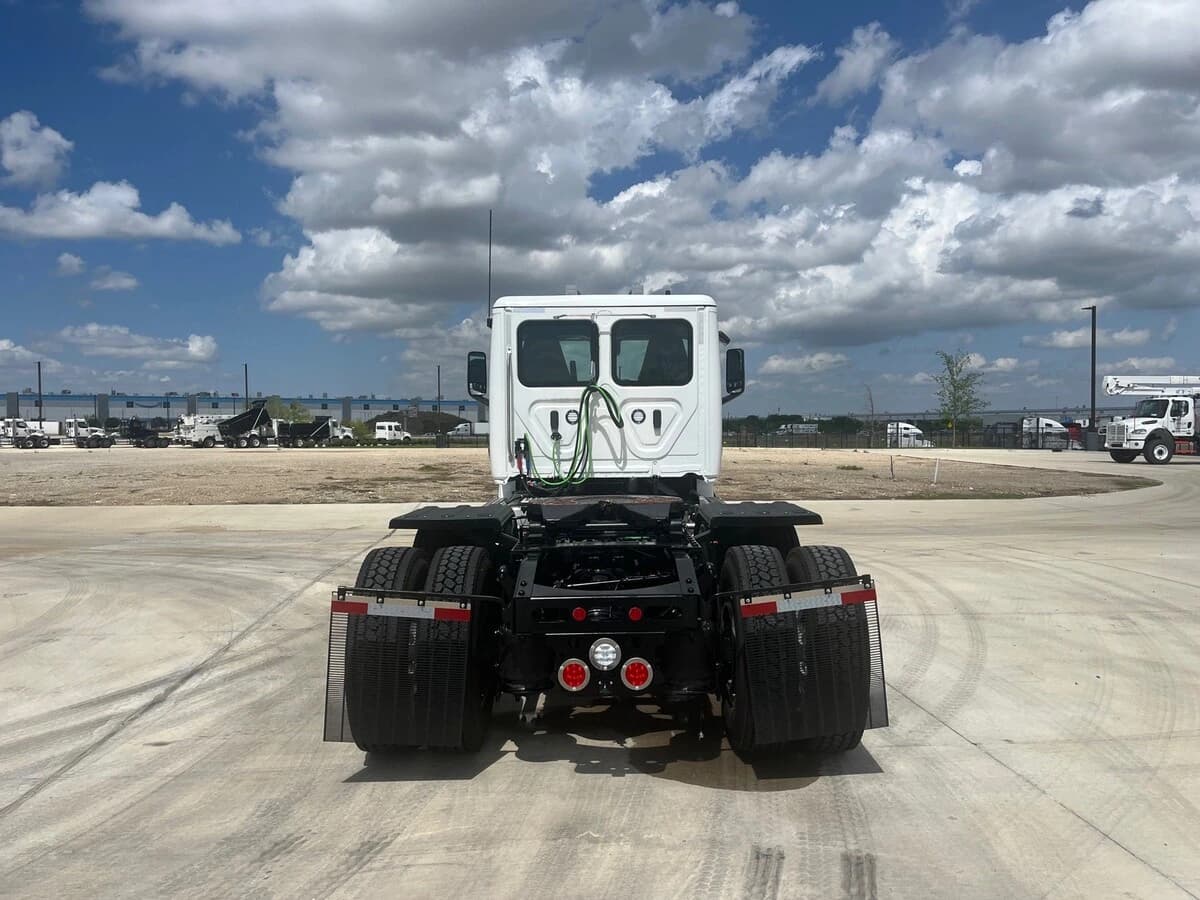 2027 Freightliner Cascadia — photo 6