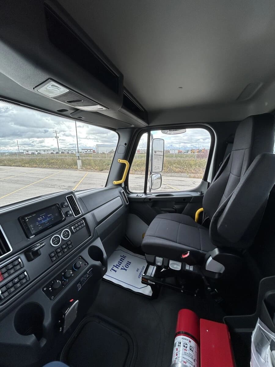 2026 Freightliner M2 106 — photo 12