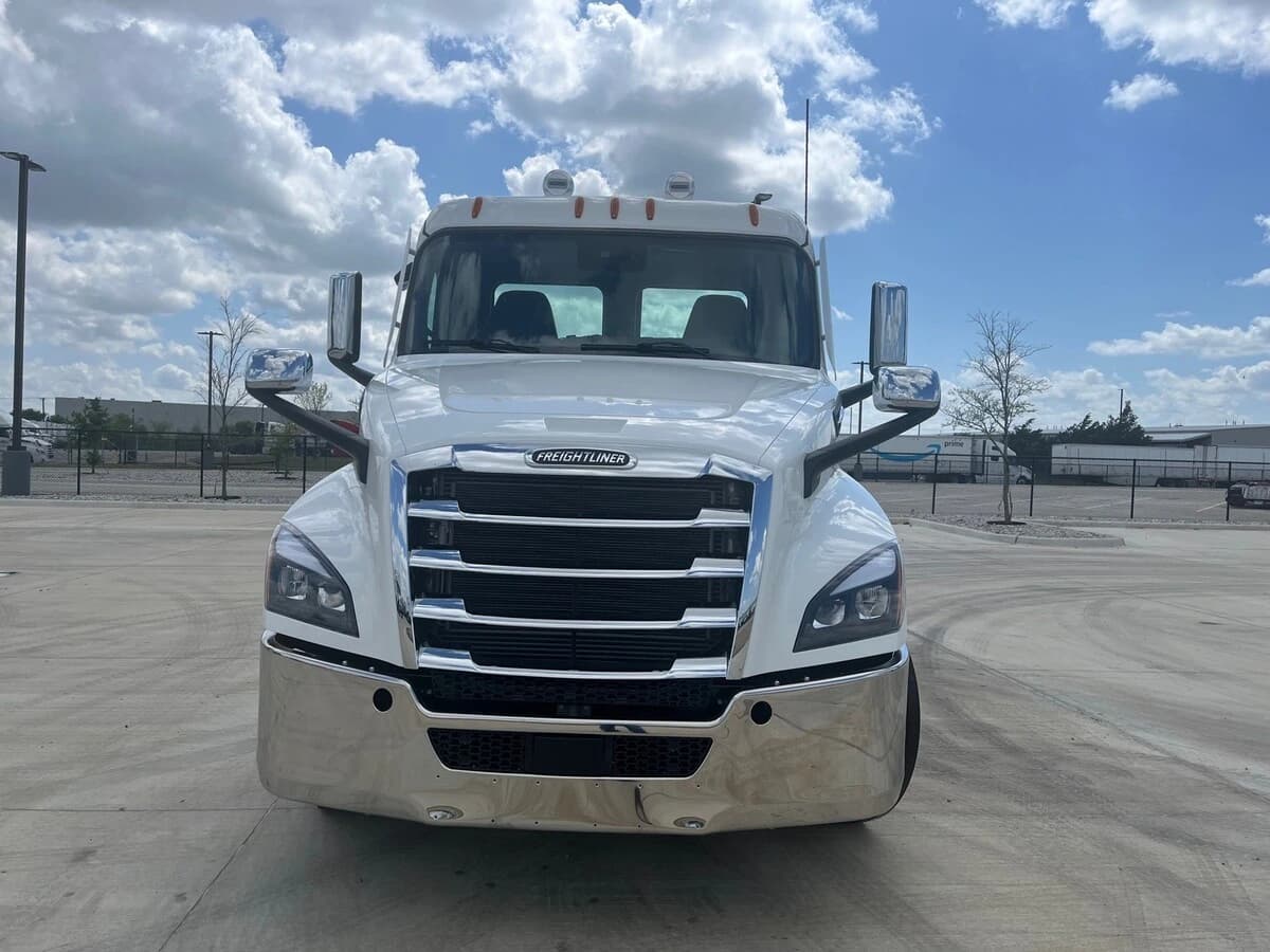 2027 Freightliner Cascadia — photo 2