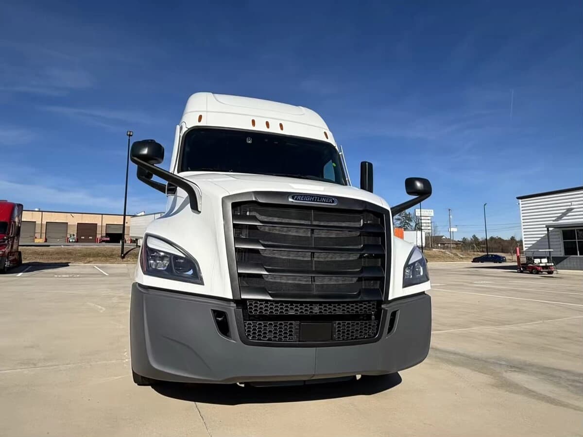 2026 Freightliner Cascadia — photo 2