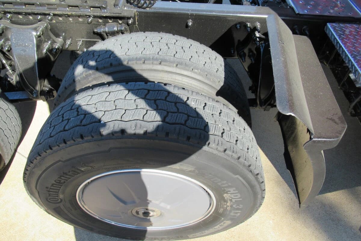 2023 Freightliner Cascadia — photo 13