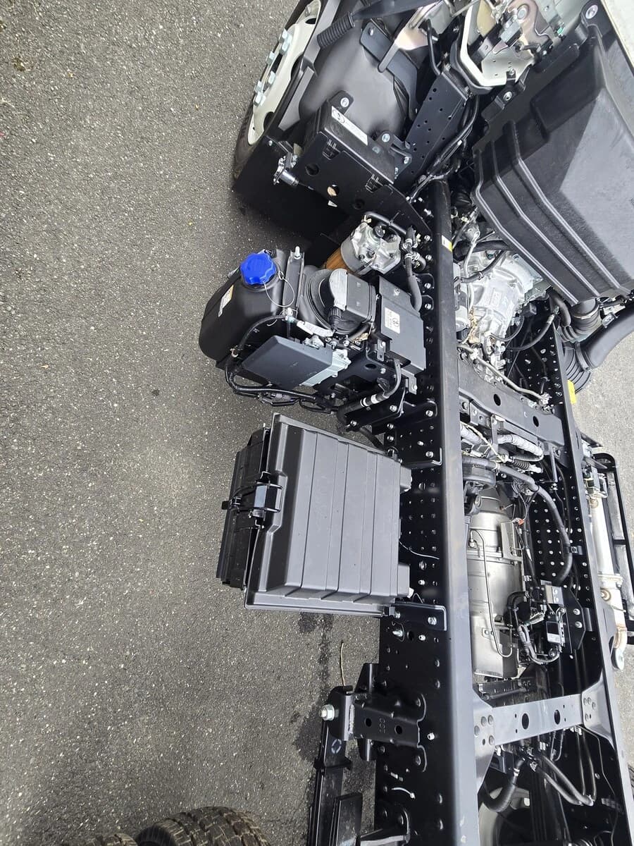 2025 Isuzu NRR — photo 11