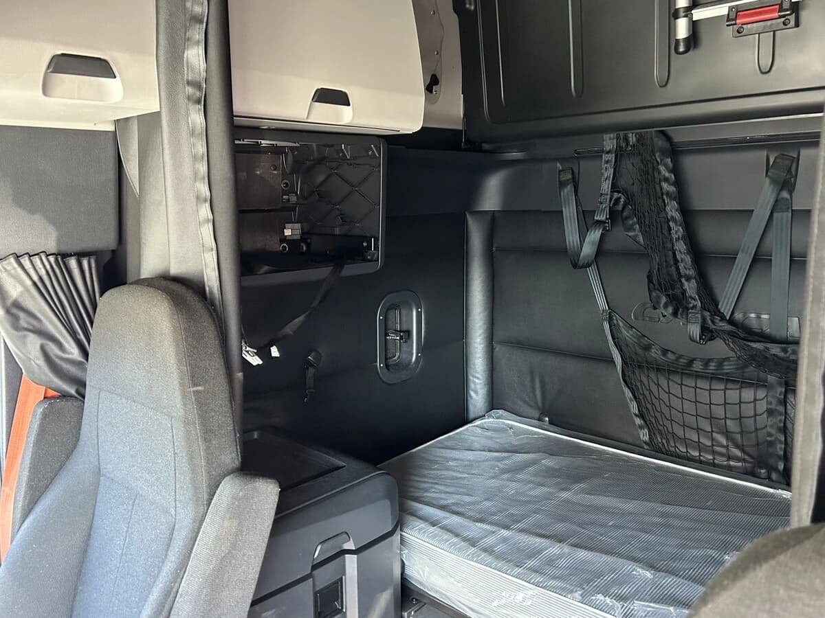 2024 Freightliner Cascadia — photo 7