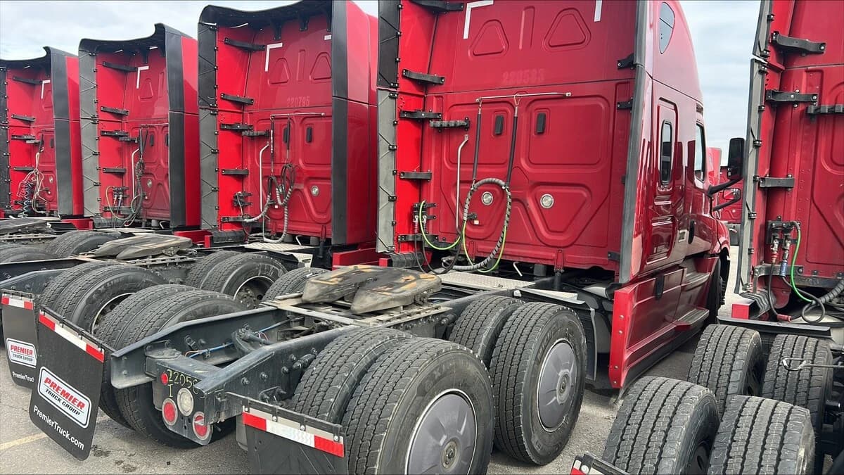 2022 Freightliner Cascadia — photo 3