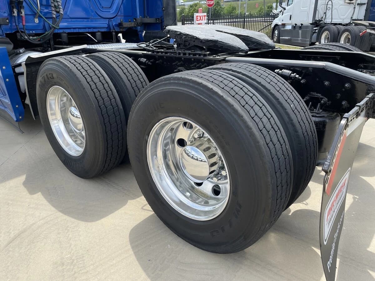 2021 Freightliner Cascadia — photo 12