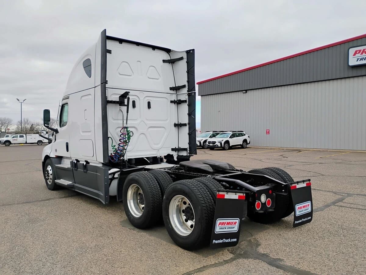 2024 Freightliner Cascadia — photo 7