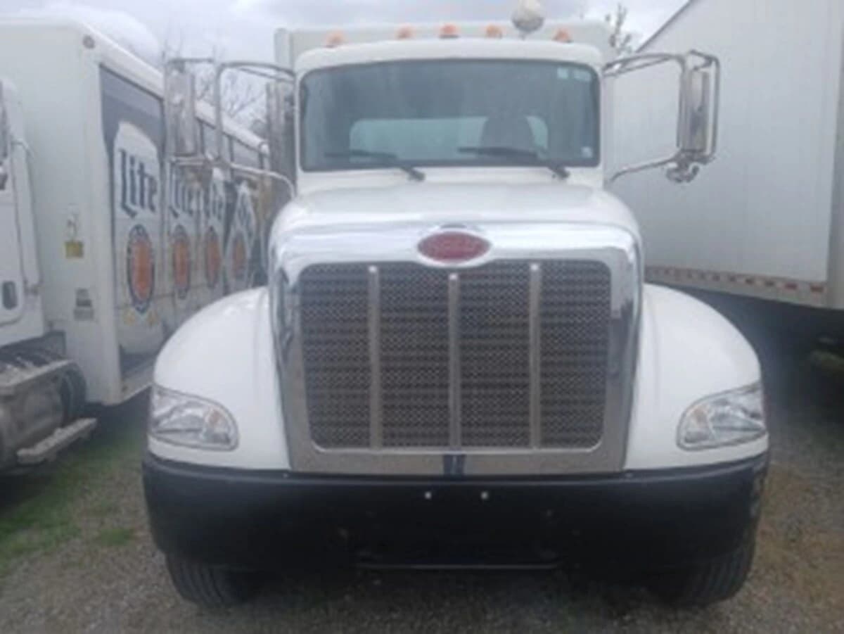 2020 Peterbilt 337 — photo 2