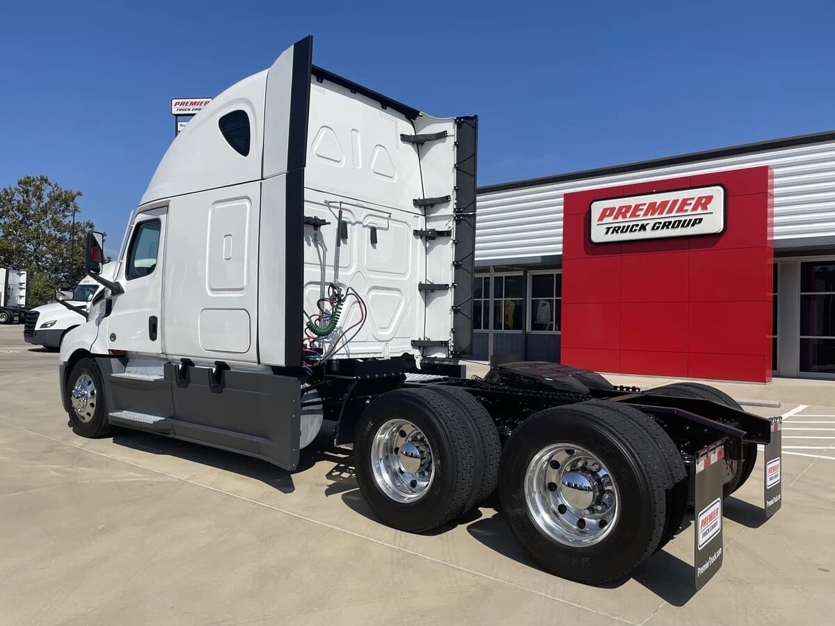 2023 Freightliner Cascadia — photo 9