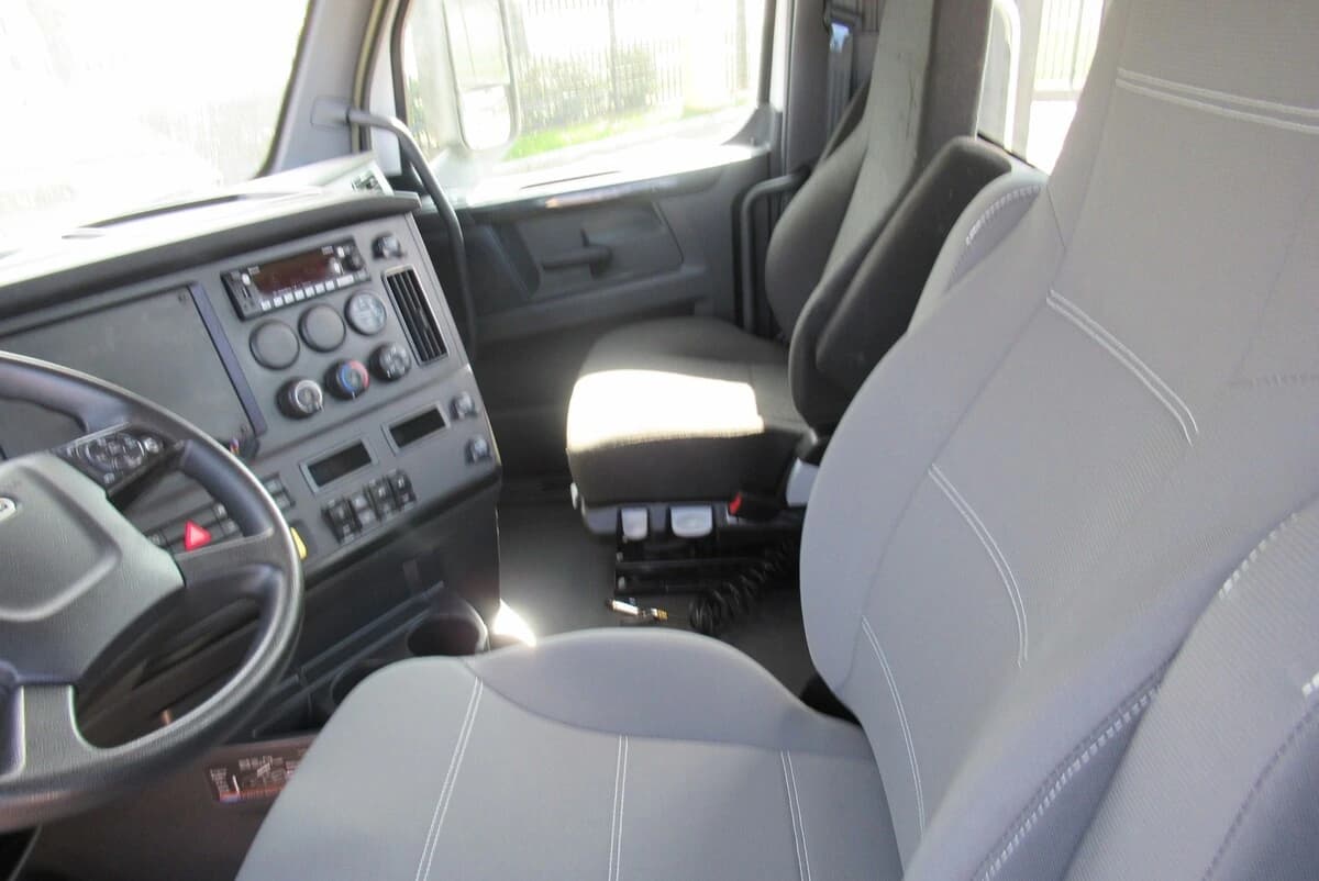 2023 Freightliner Cascadia — photo 23