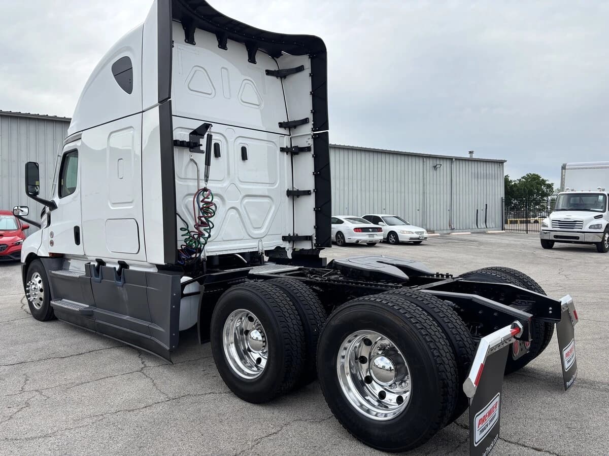 2025 Freightliner Cascadia — photo 6