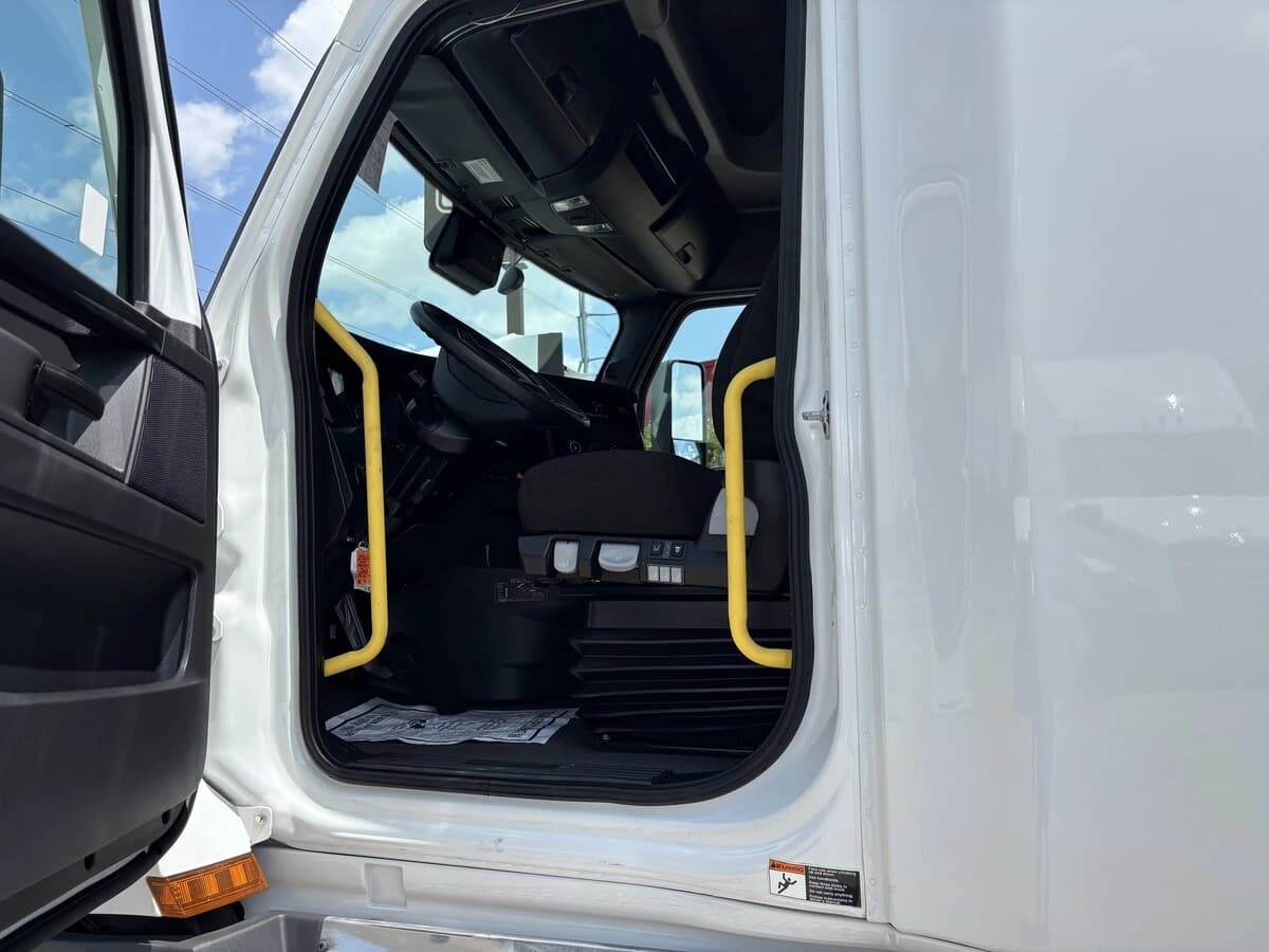 2025 Freightliner Cascadia — photo 9