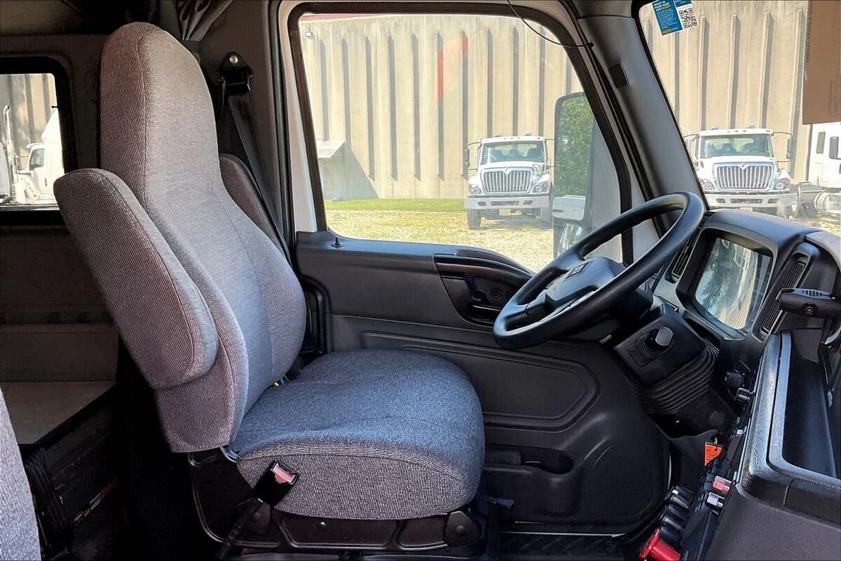 2022 International LT — photo 8