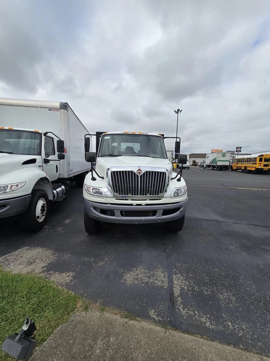 2017 International 4300 — photo 2