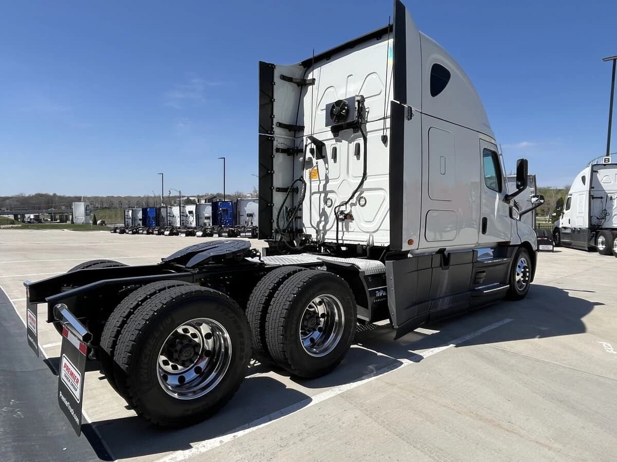 2021 Freightliner Cascadia — photo 21