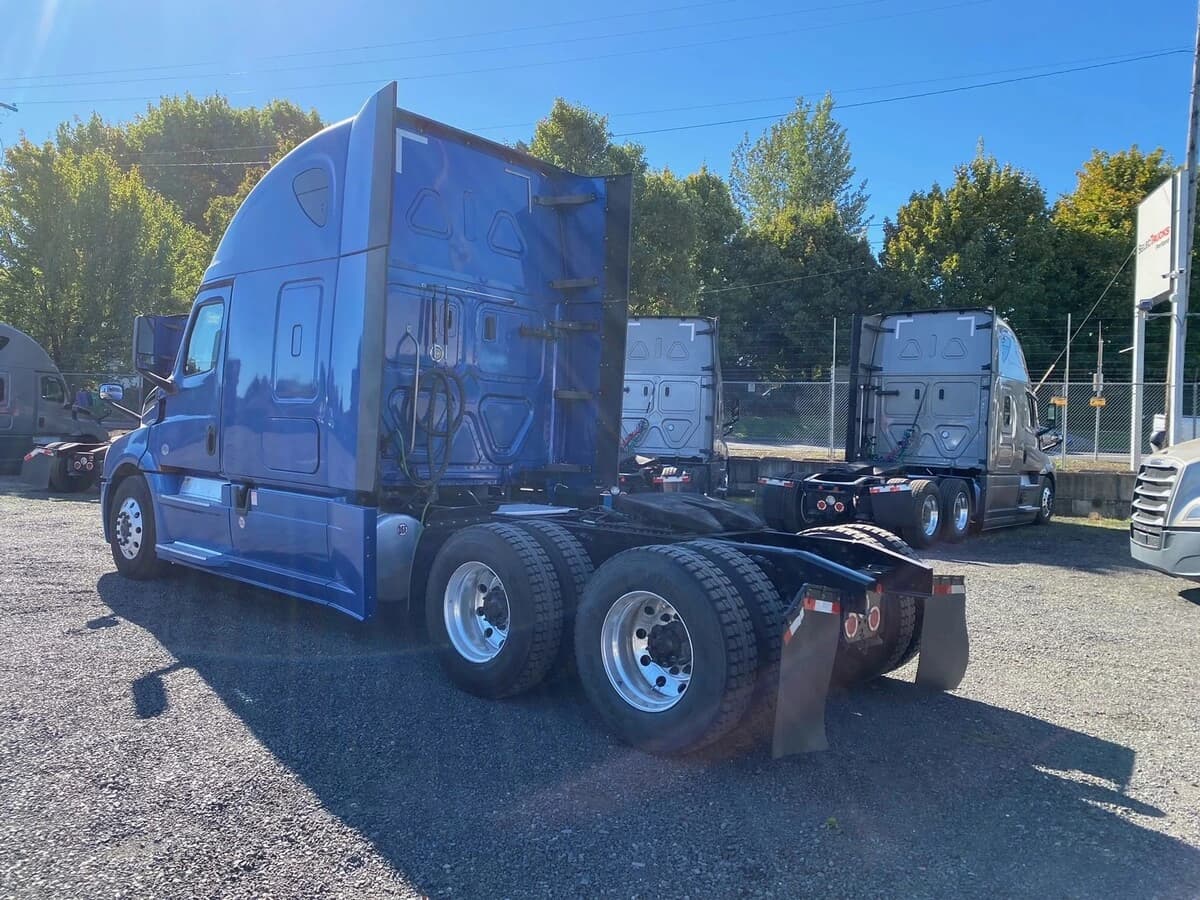 2021 Freightliner Cascadia — photo 3