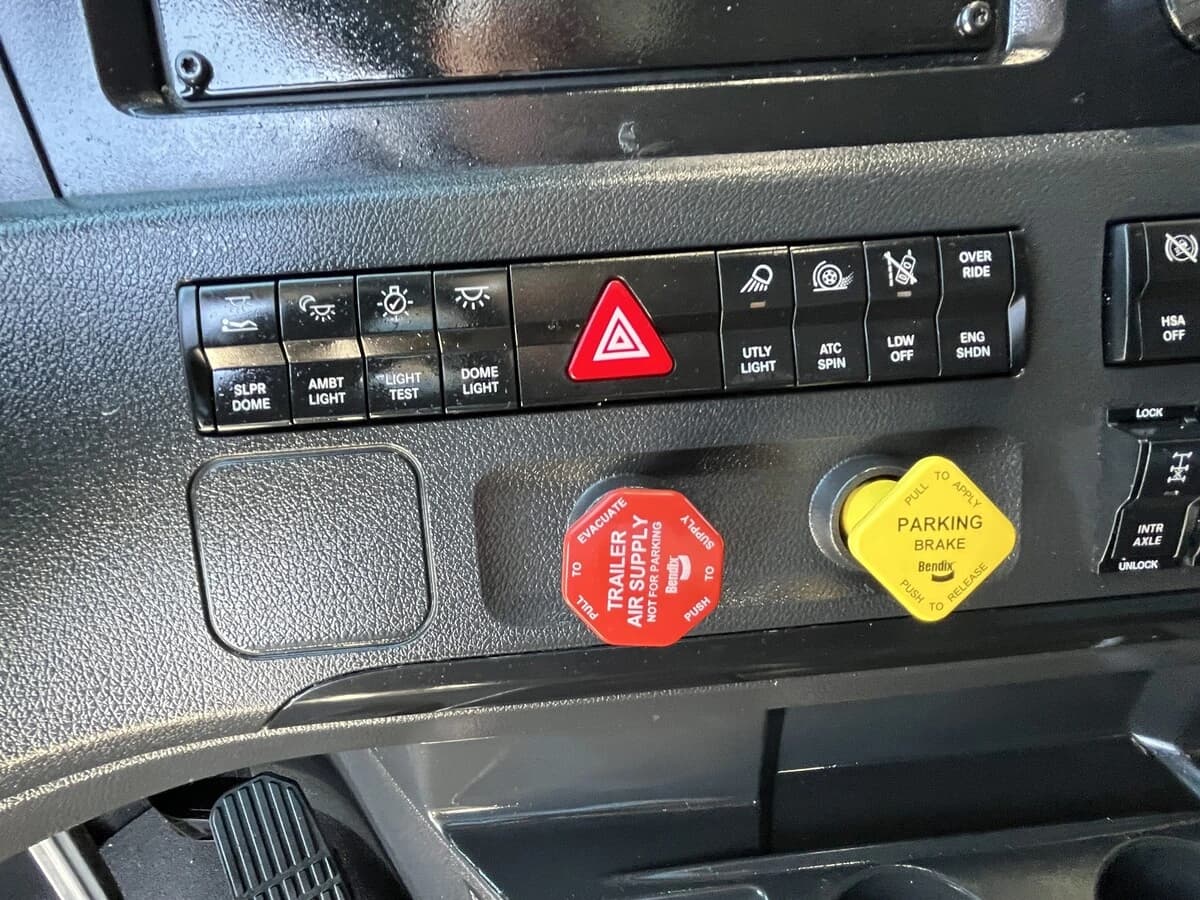 2023 Freightliner Cascadia — photo 28