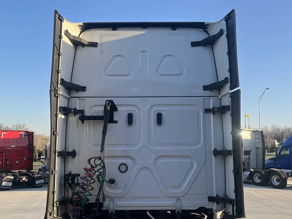 2024 Freightliner Cascadia — photo 17