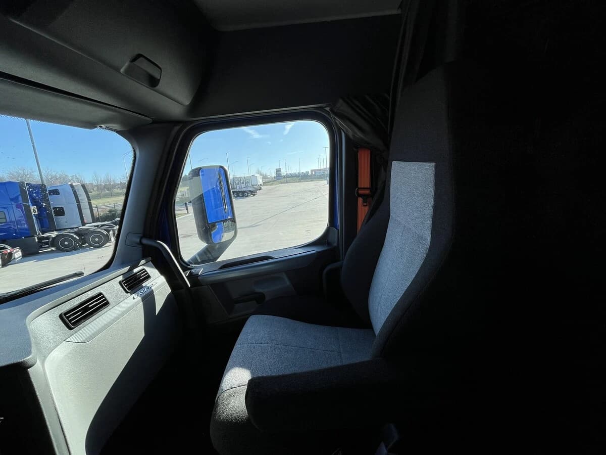 2022 Freightliner Cascadia — photo 29