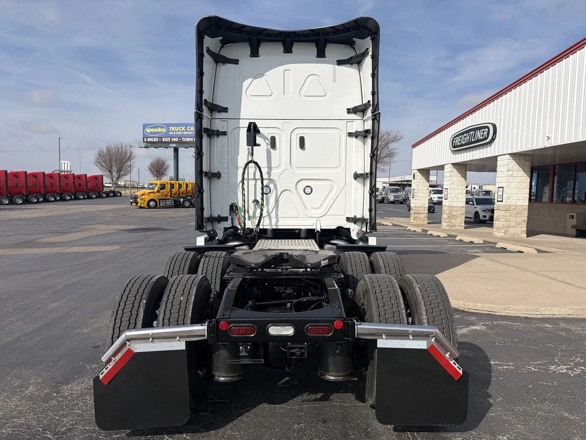 2027 Freightliner Cascadia — photo 4