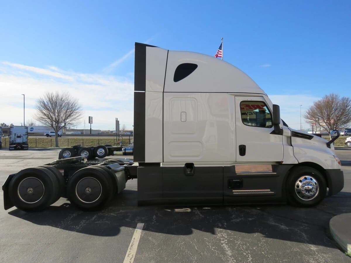 2026 Freightliner Cascadia — photo 8