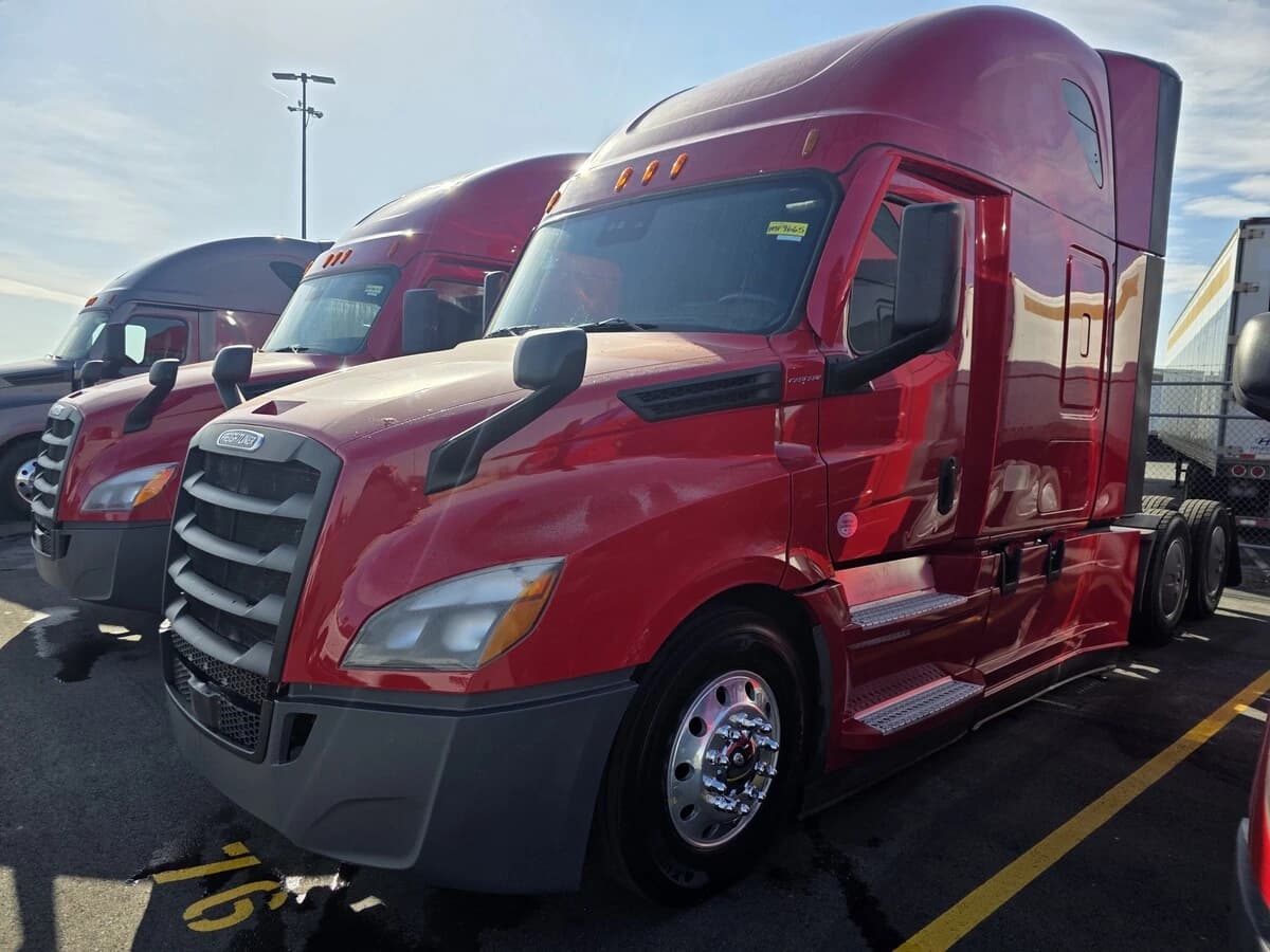 2022 Freightliner Cascadia — photo 2