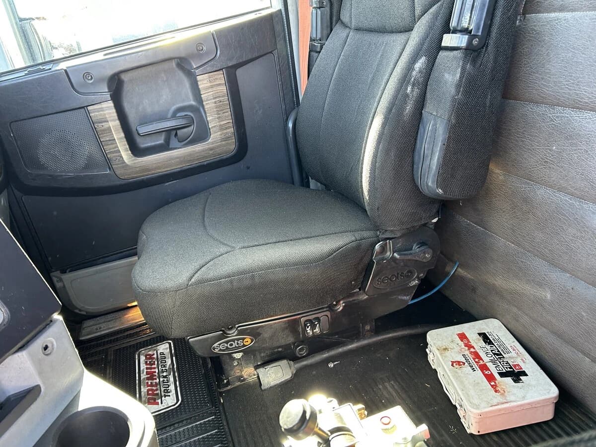 2019 Freightliner 122SD — photo 14