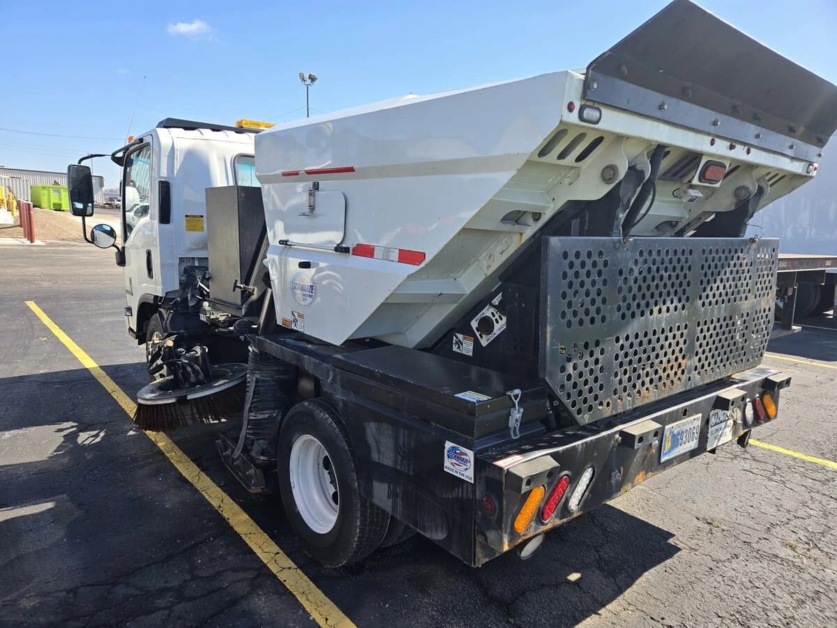 2023 Isuzu NPR — photo 2