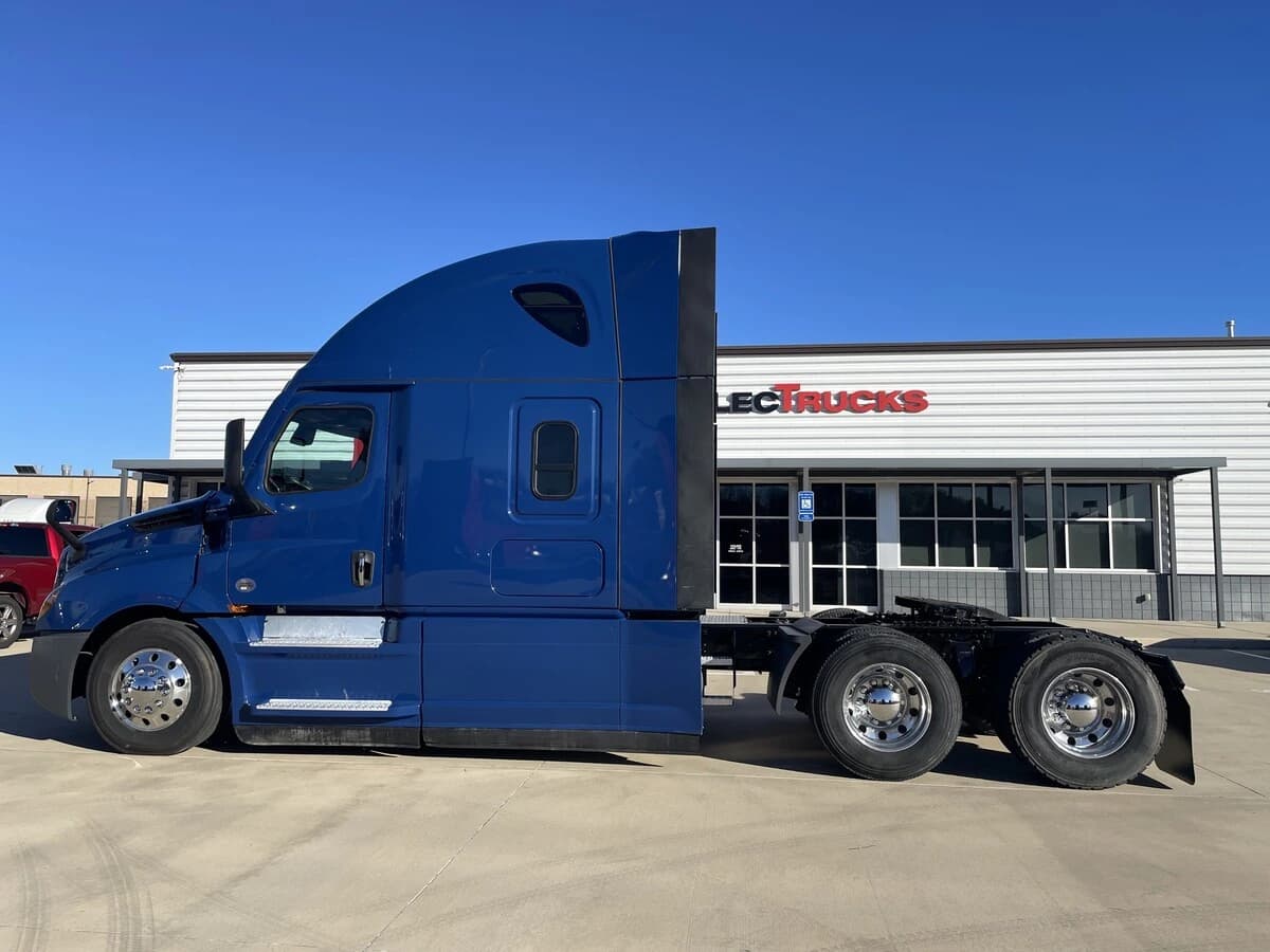 2023 Freightliner Cascadia — photo 13