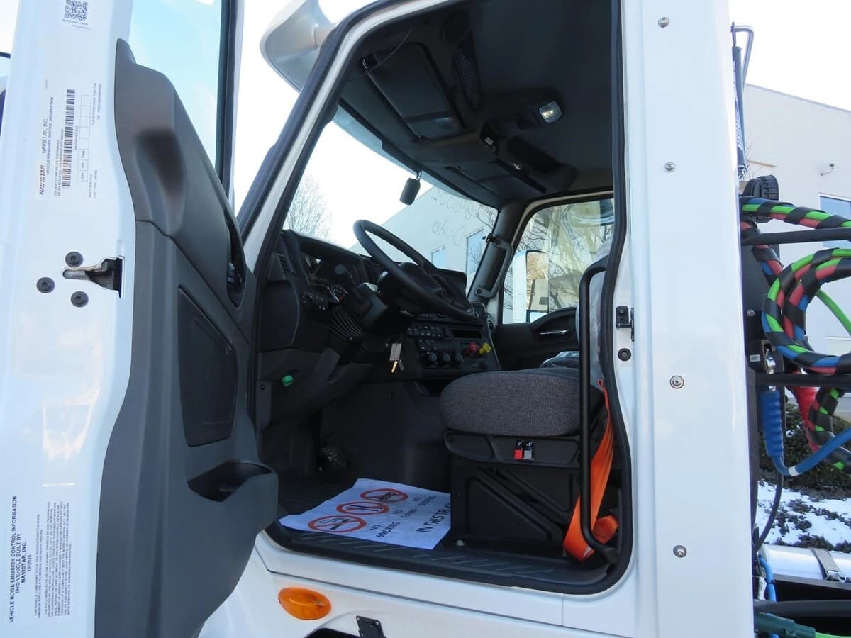 2025 International LT — photo 7