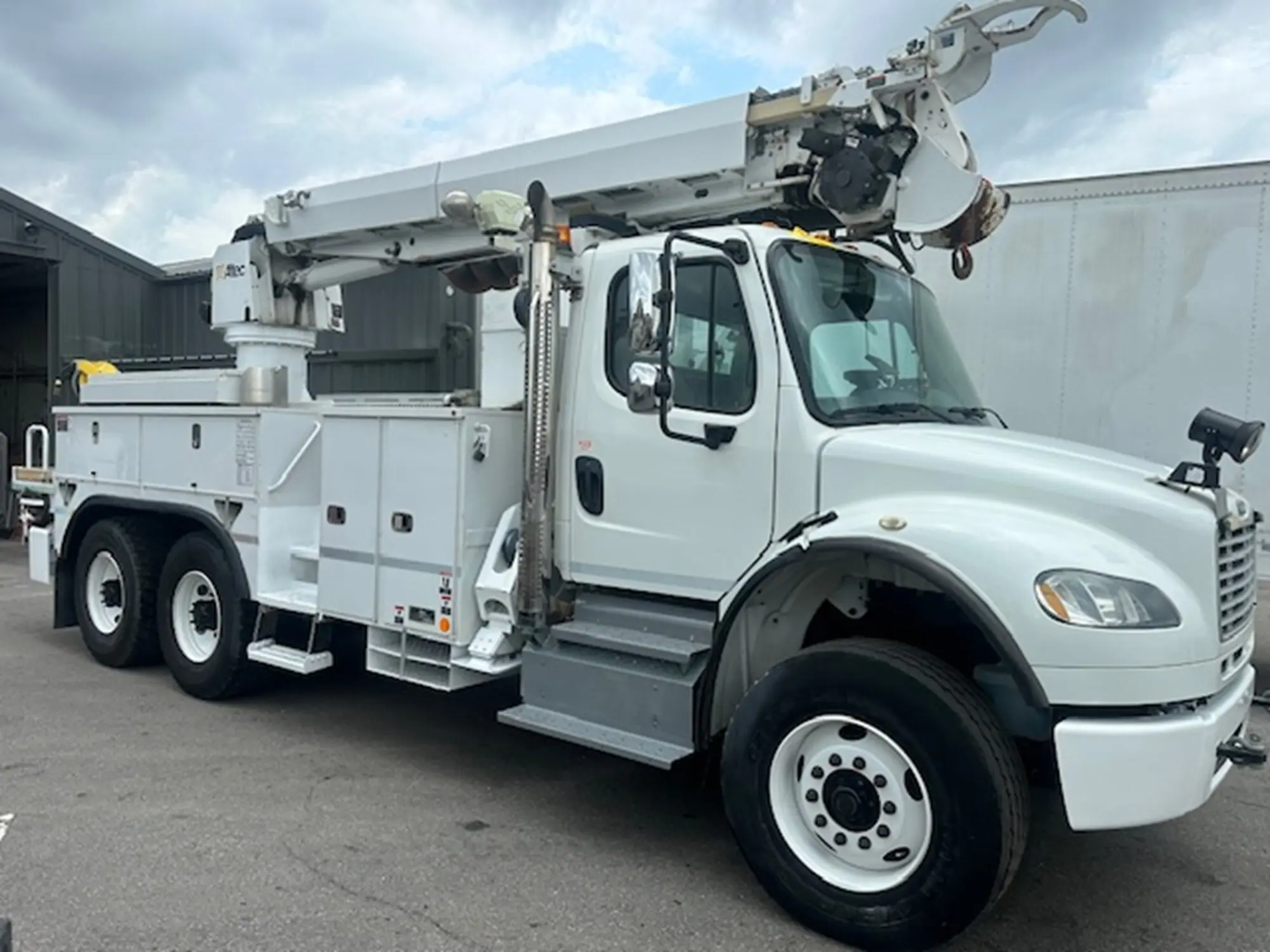 2013 Freightliner M2 106 — photo 3