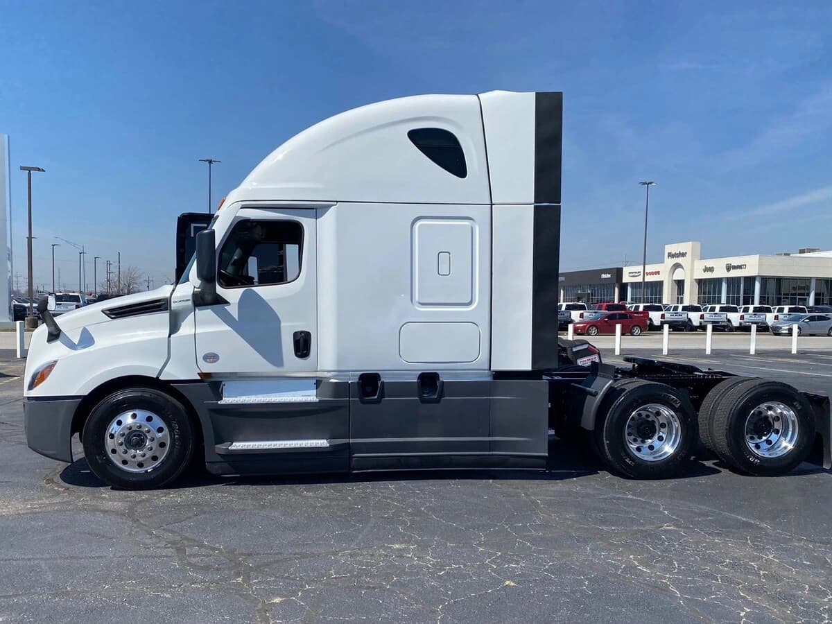 2023 Freightliner Cascadia — photo 2