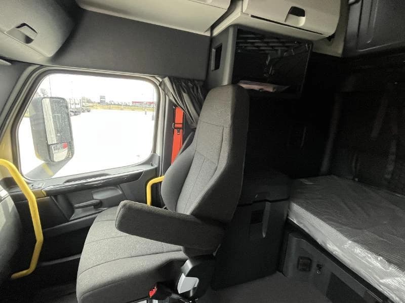 2026 Freightliner Cascadia — photo 24