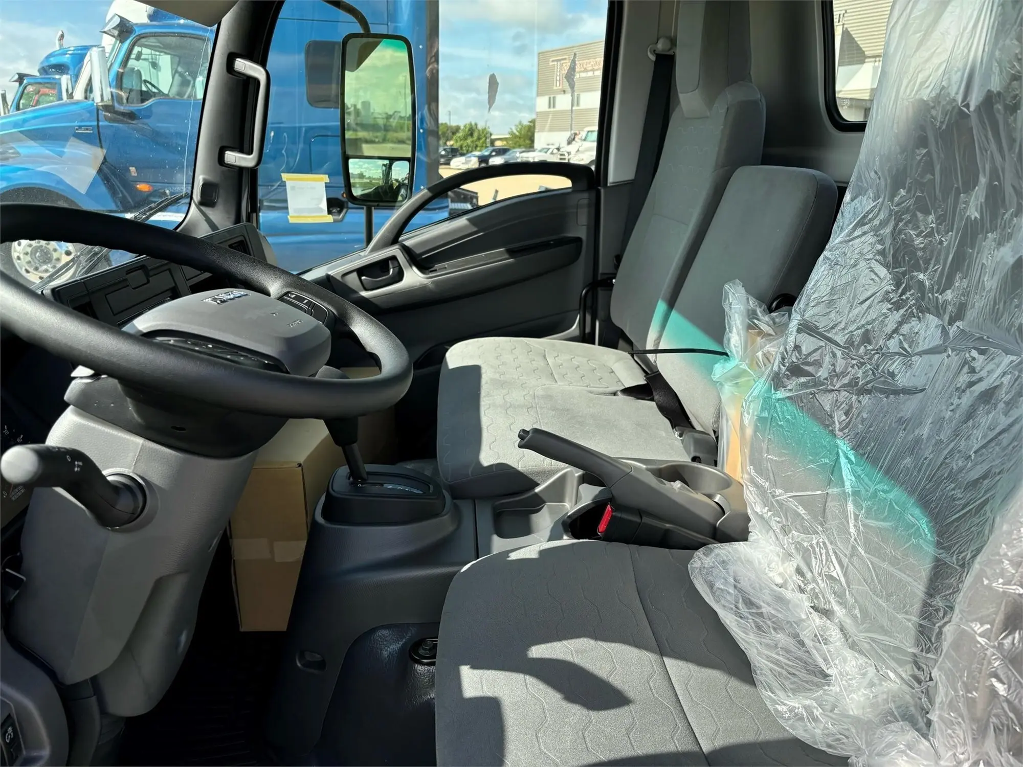 2025 Isuzu NPR — photo 9